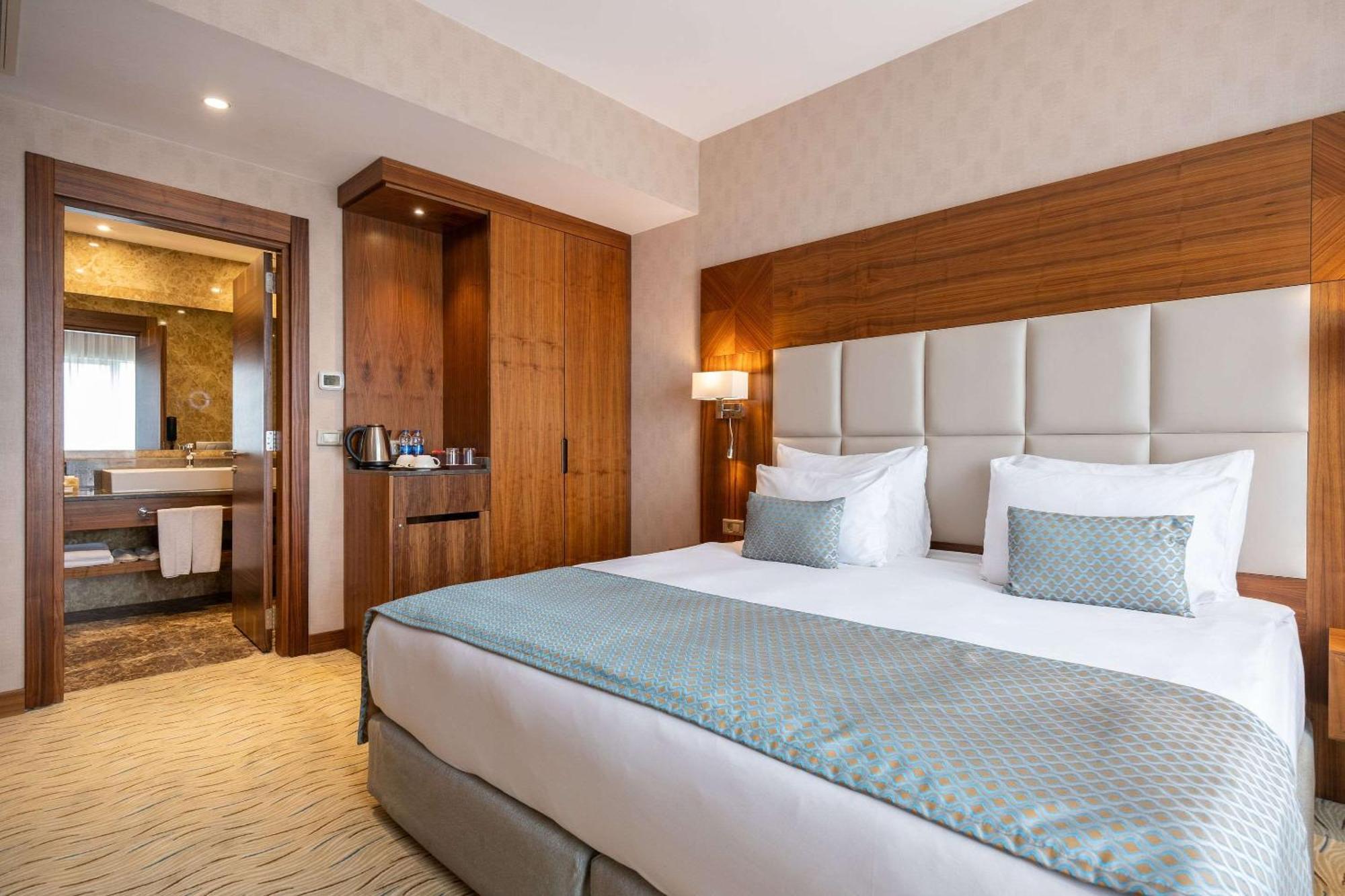 Clarion Hotel Istanbul Mahmutbey Bagian luar foto